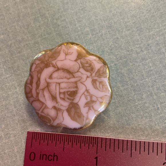 Royal Albert small rose , pink & gold Brooch - Picture 4 of 4